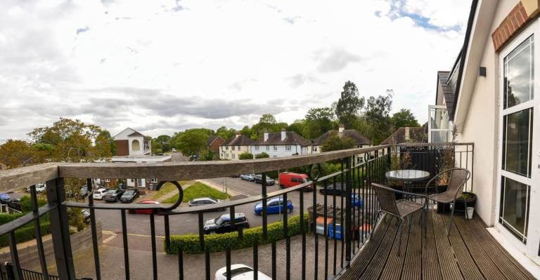Flat Sanders Lane in Greater London