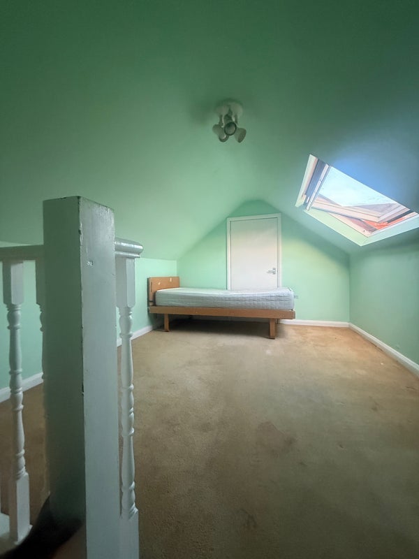 Room Elmcroft Avenue in Greater London