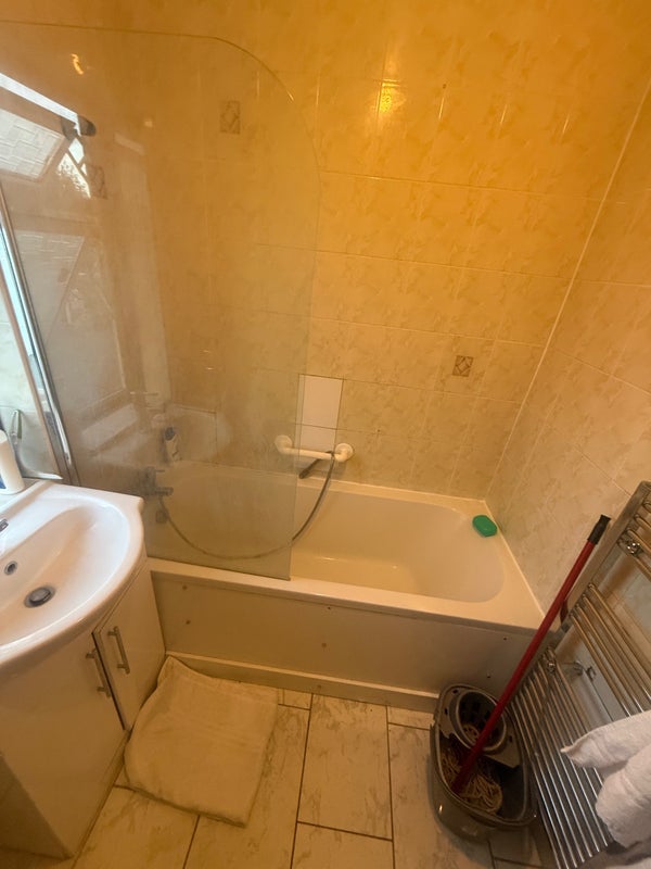 Room Elmcroft Avenue in Greater London