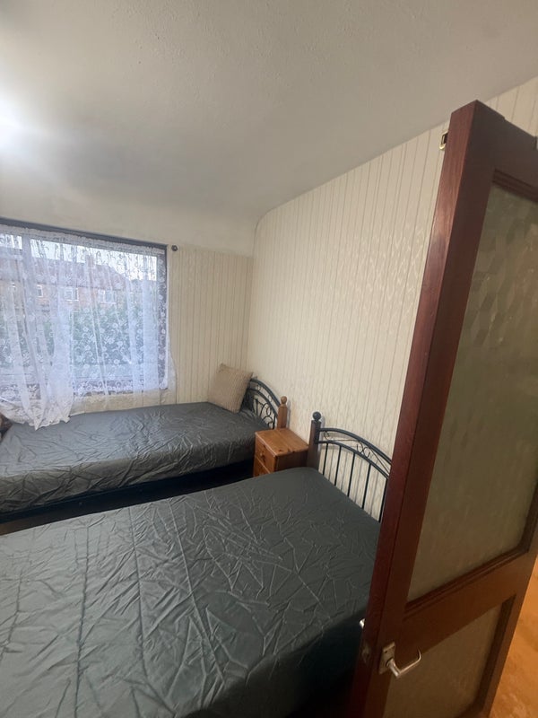 Room Elmcroft Avenue in Greater London