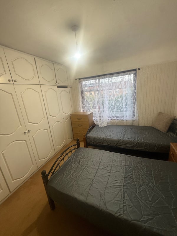 Room Elmcroft Avenue in Greater London