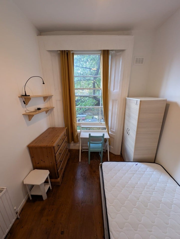 Room Caversham Road in Greater London