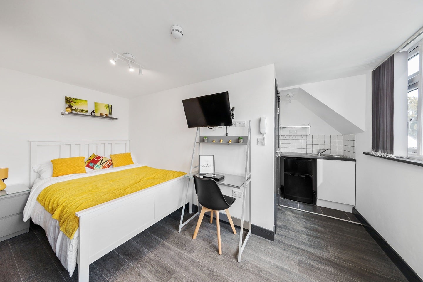 Room Sherborne Close in Slough