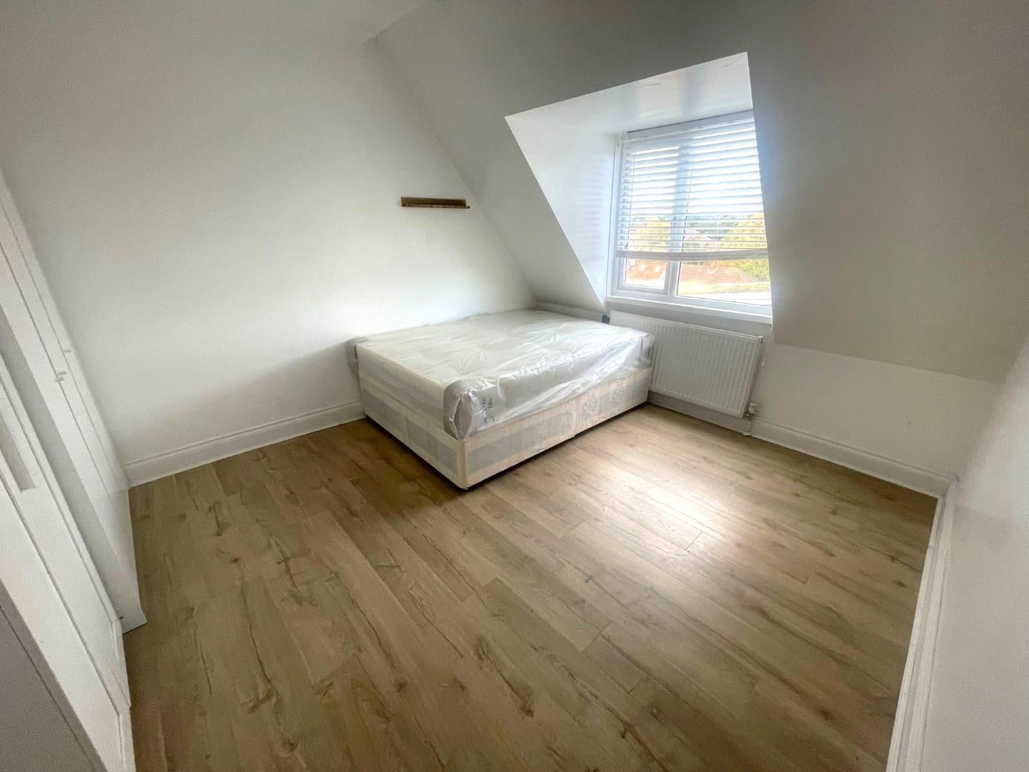 Flat Deansbrook Road in Greater London