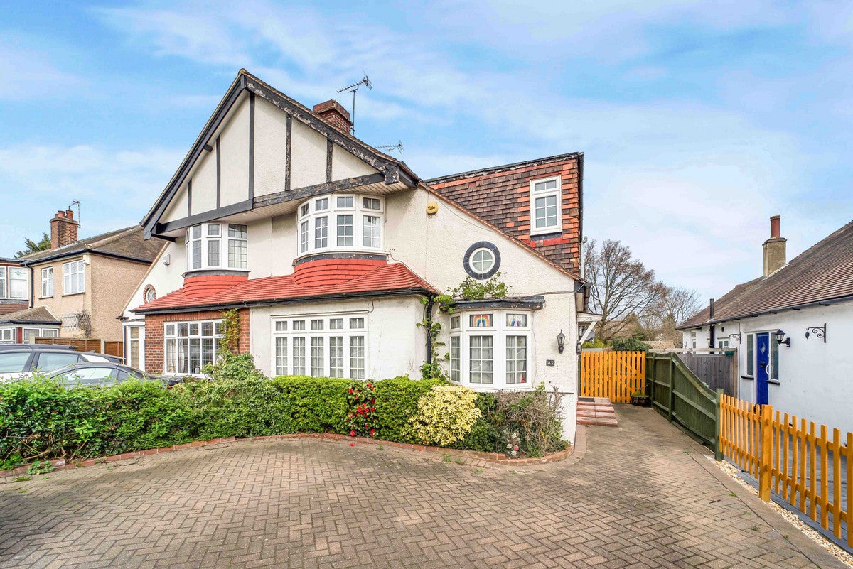 House Faraday Avenue in Greater London