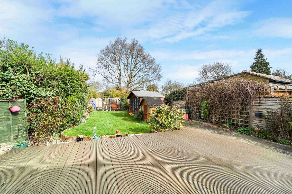 House Faraday Avenue in Greater London