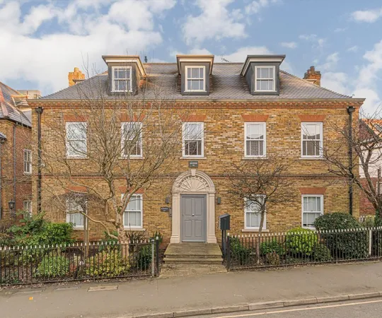 Flat Baker Street in Elmbridge