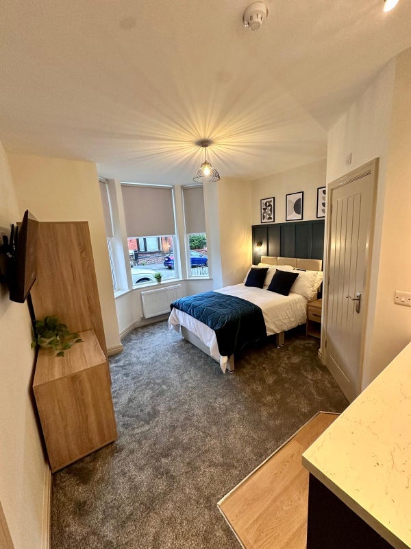 Room Cowley Hill Lane in St Helens