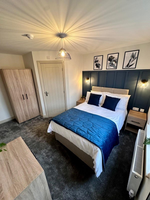 Room Cowley Hill Lane in St Helens