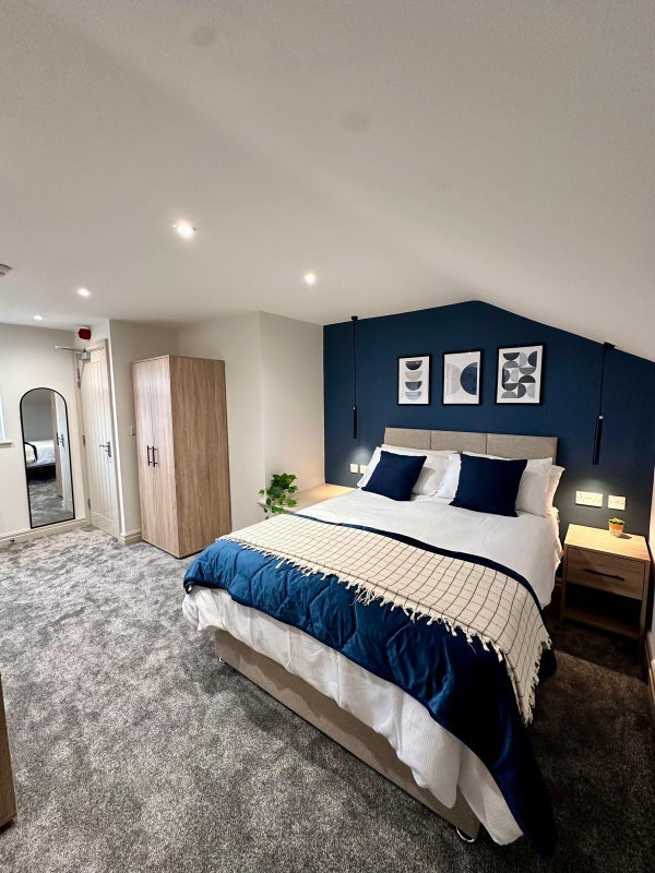 Room Cowley Hill Lane in St Helens