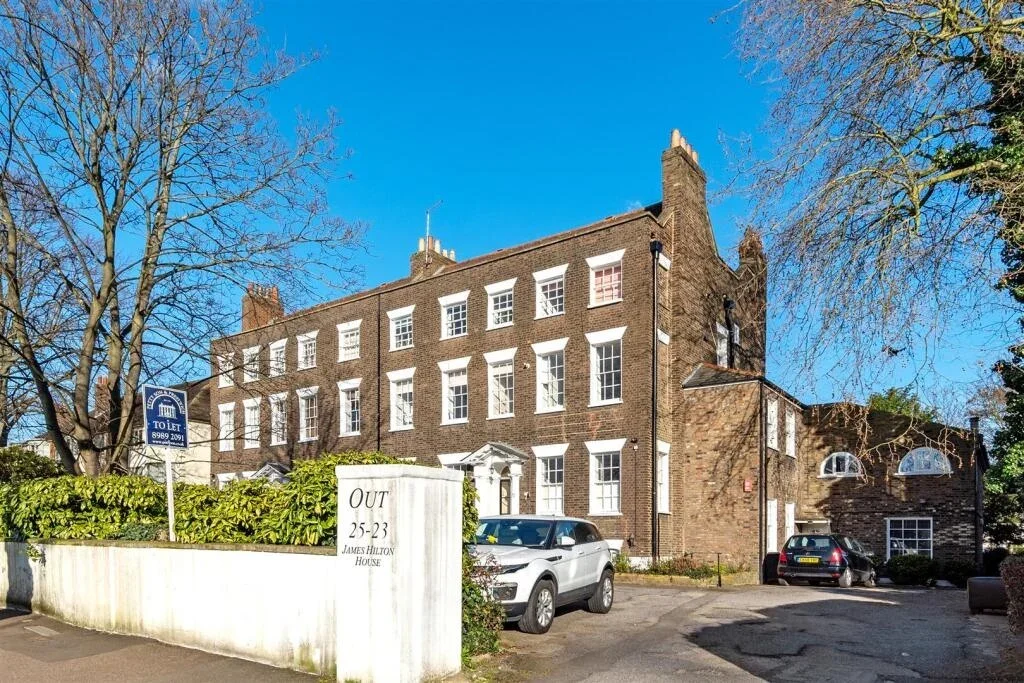 Flat Woodford Road in Greater London