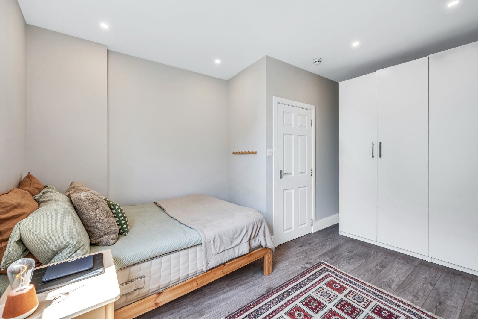 Flat Chiswick High Road in Greater London
