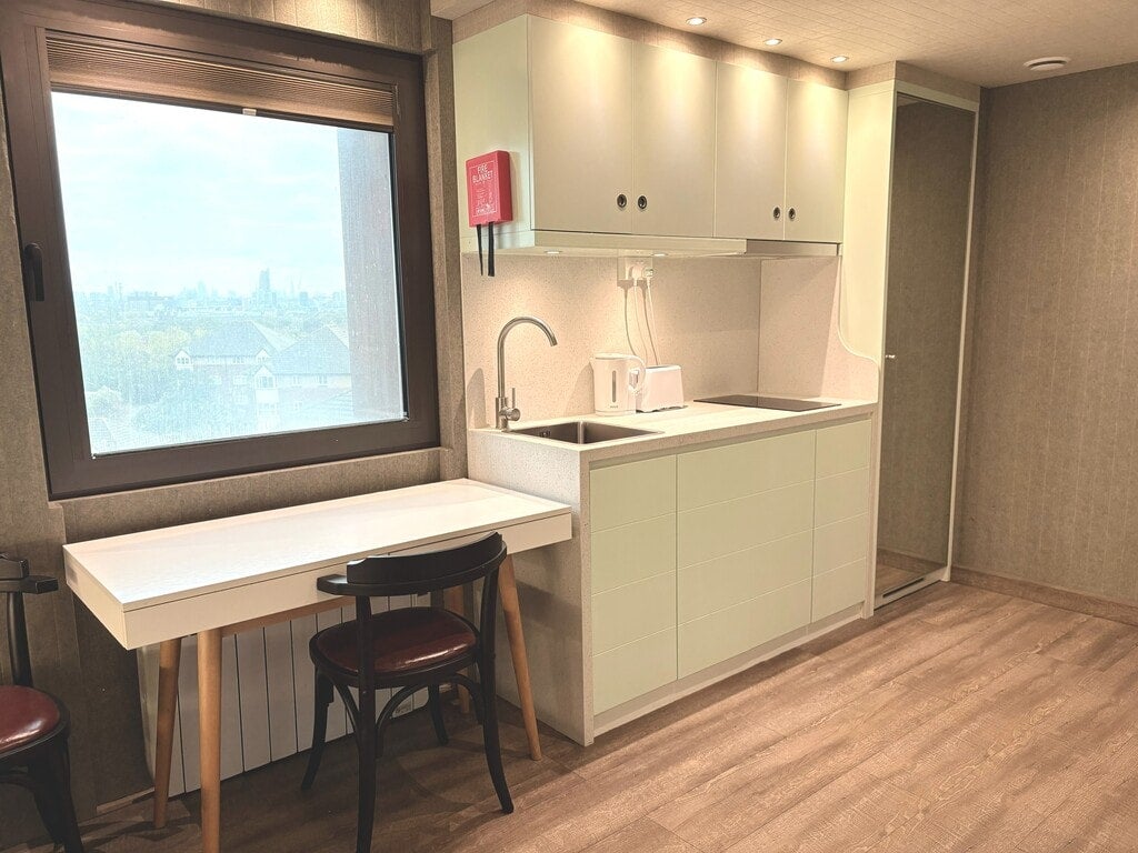 Room Western Avenue in Greater London