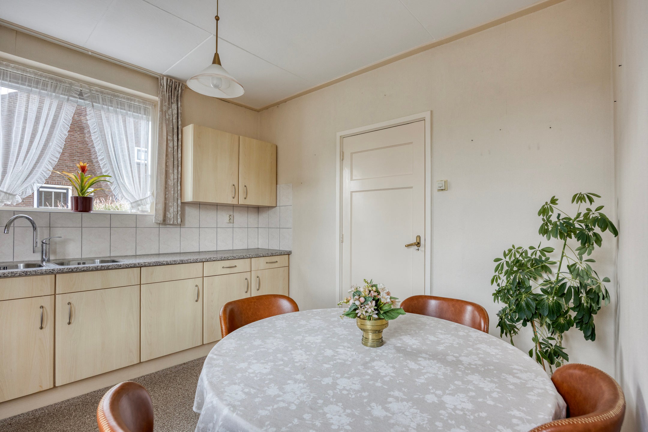 Twee-onder-één-kap te koop: Willemstraat 24, Zuidland