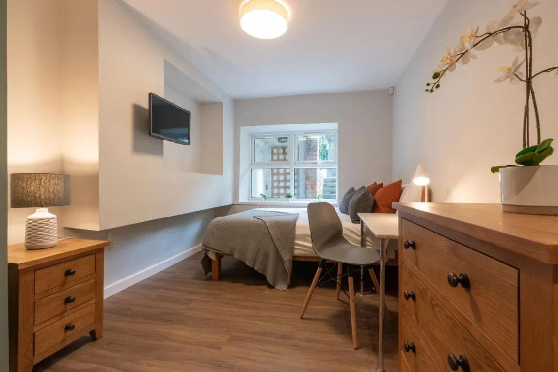 Flat Jesmond Road in Newcastle upon Tyne