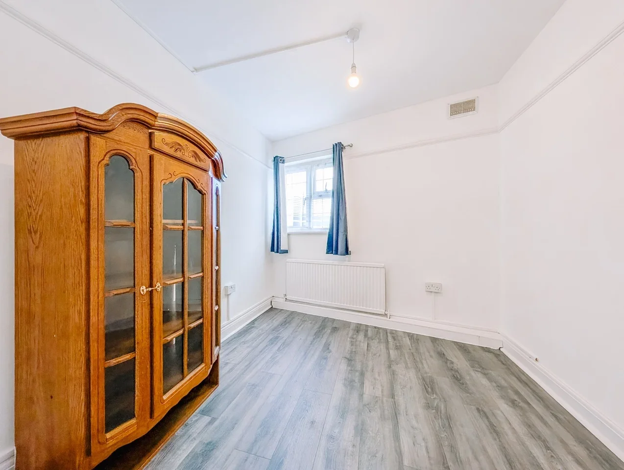 Flat Brampton Road in Greater London