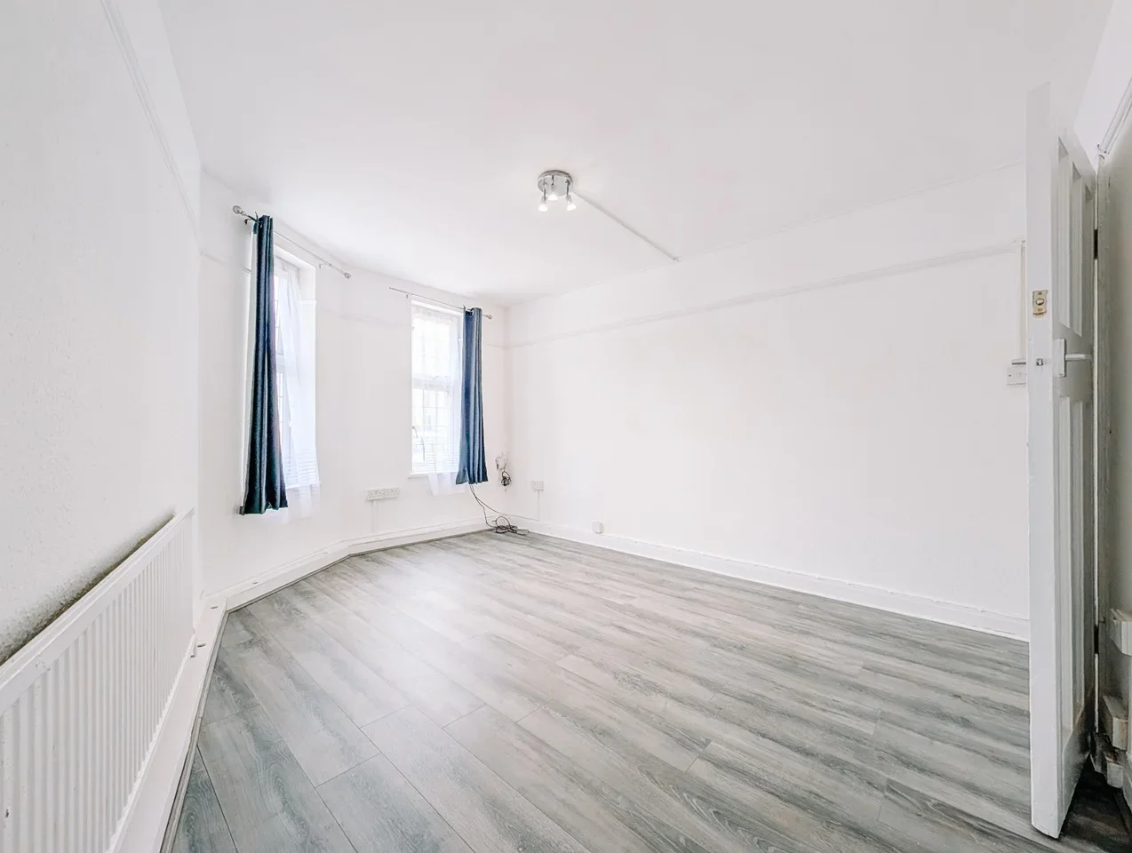 Flat Brampton Road in Greater London