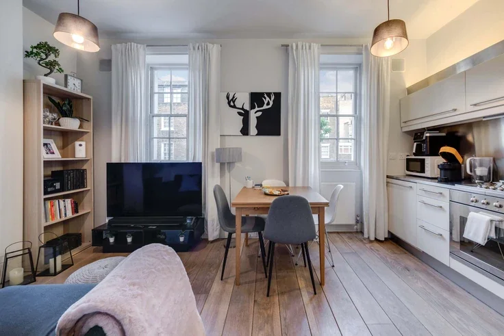 Flat Goodge Street in Greater London
