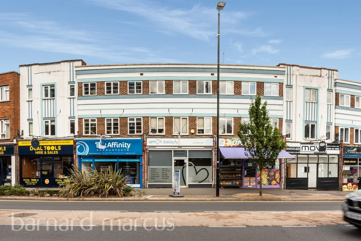 Flat Central Road in Greater London
