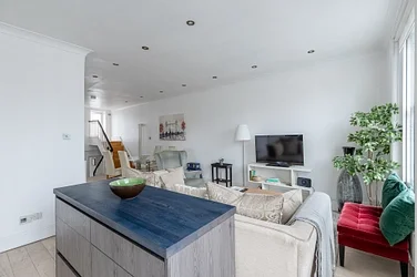 Flat Finborough Road in Greater London