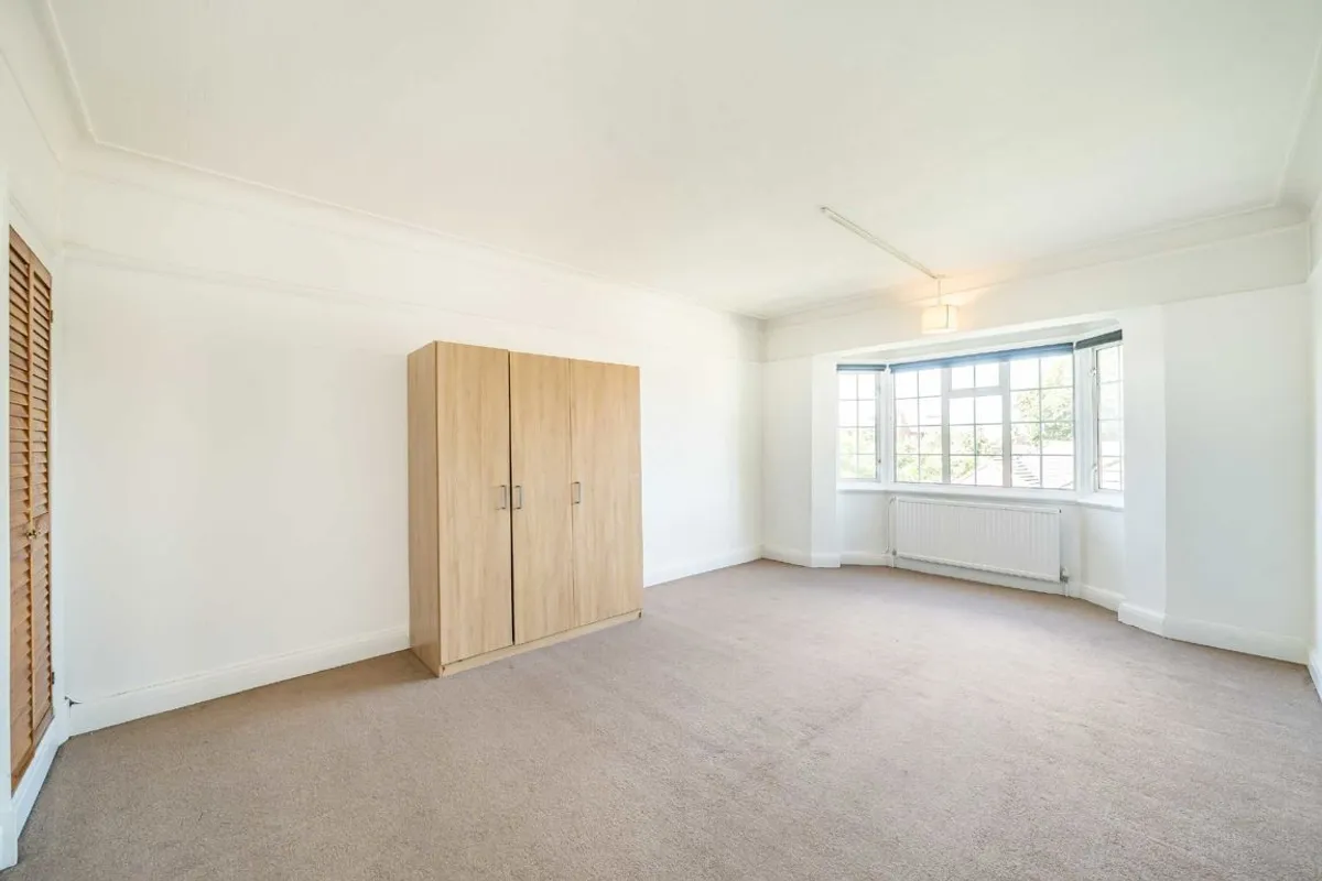 Flat Mitcham Lane in Greater London