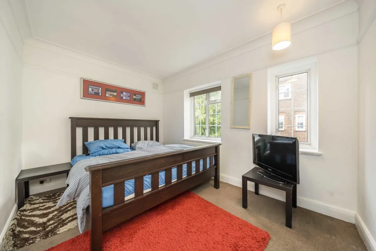 Flat Mitcham Lane in Greater London