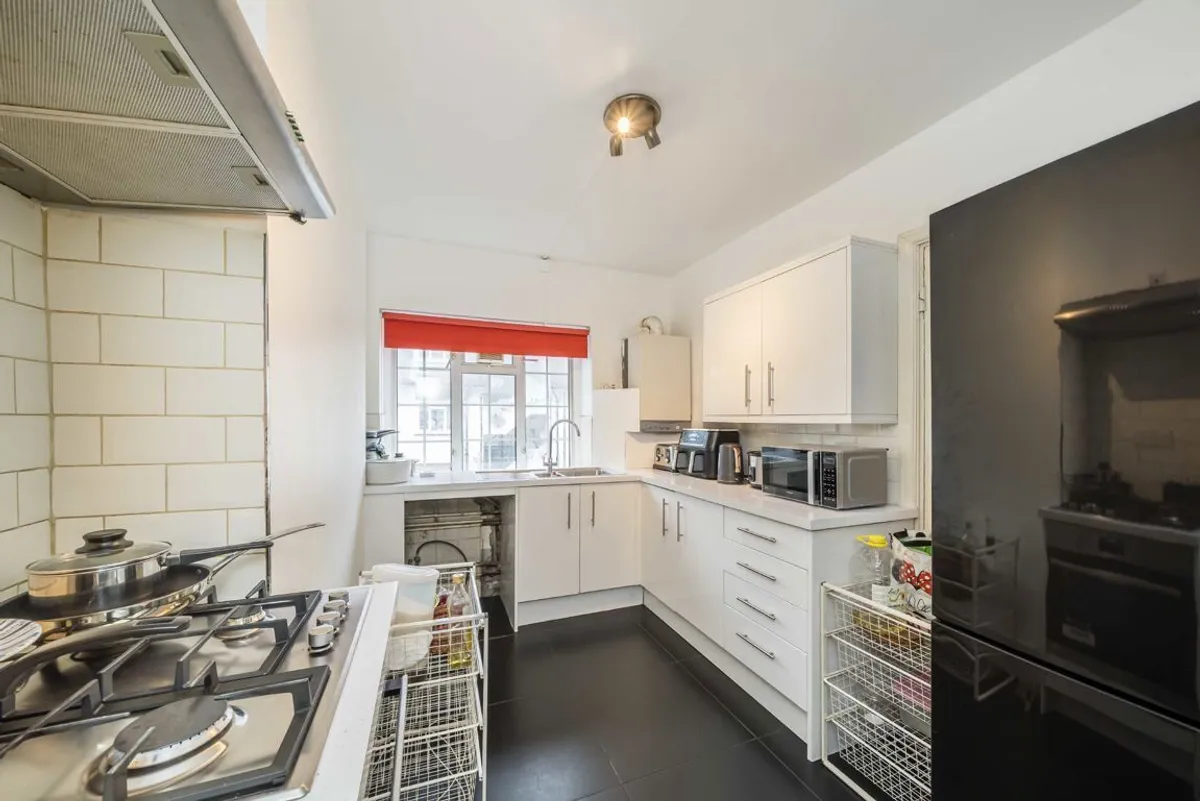 Flat Mitcham Lane in Greater London