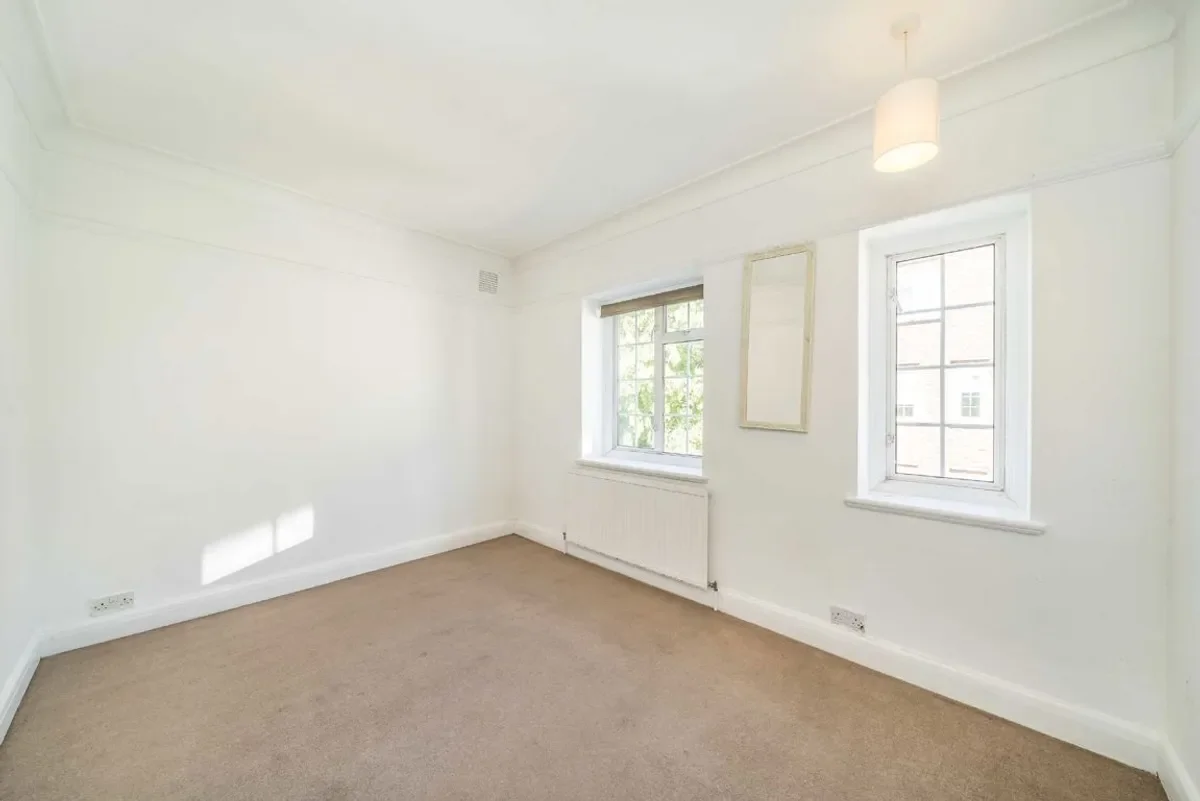 Flat Mitcham Lane in Greater London