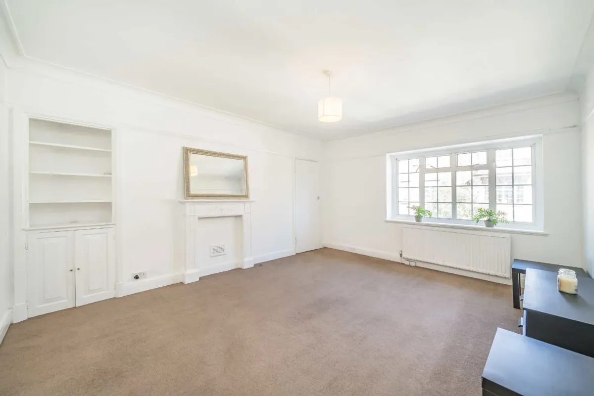 Flat Mitcham Lane in Greater London