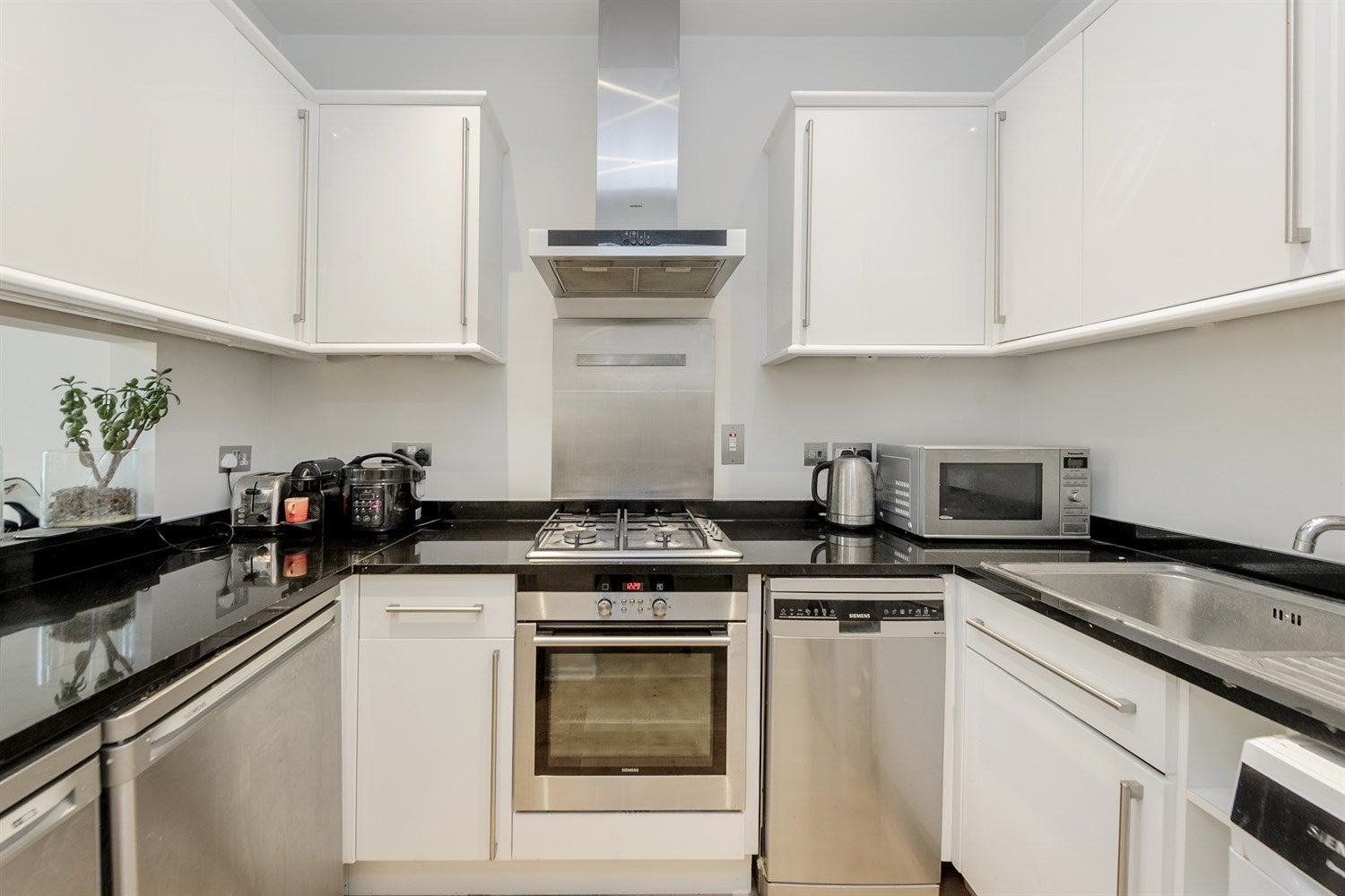 Flat Brunswick Gardens in Greater London