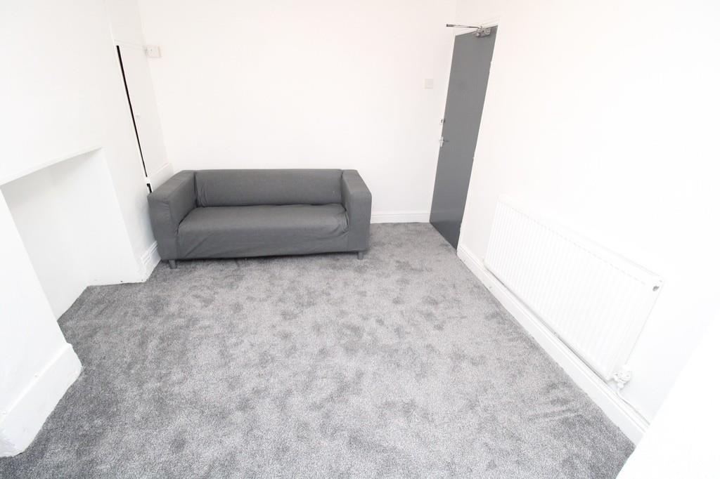 Flat Broadway in Pontypridd