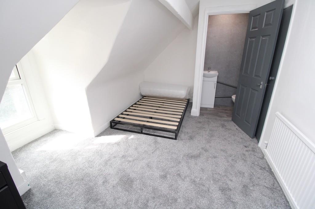 Flat Broadway in Pontypridd