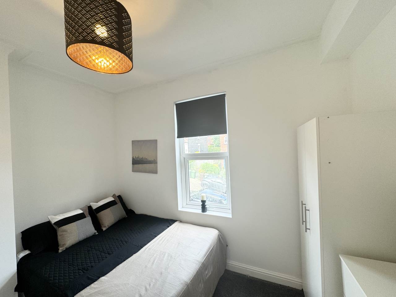 Room Knowle Road in Leeds