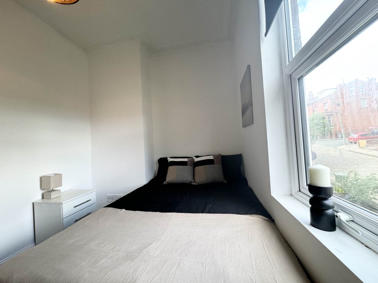 Room Knowle Road in Leeds