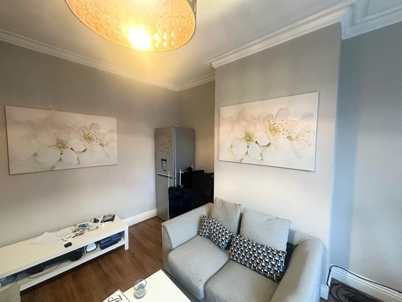 Room Knowle Road in Leeds