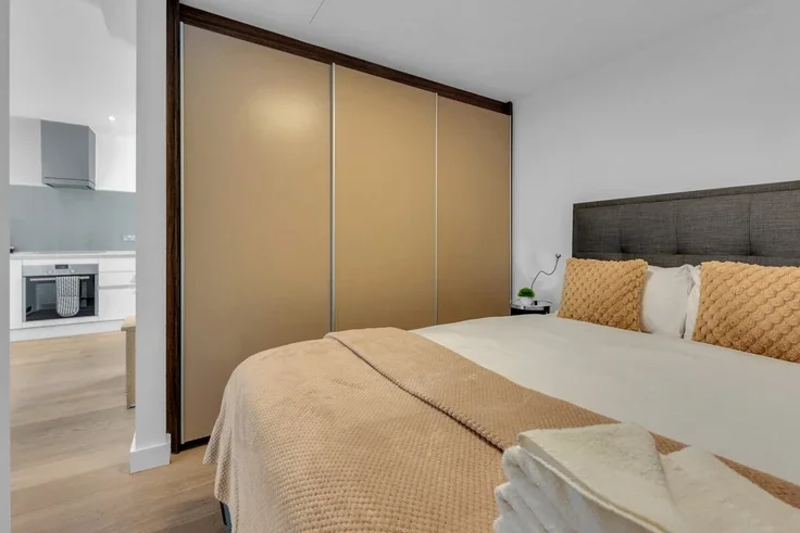 Flat Braithwaite Street in Greater London