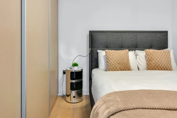 Flat Braithwaite Street in Greater London