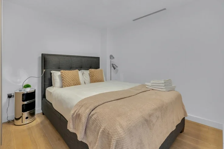 Flat Braithwaite Street in Greater London