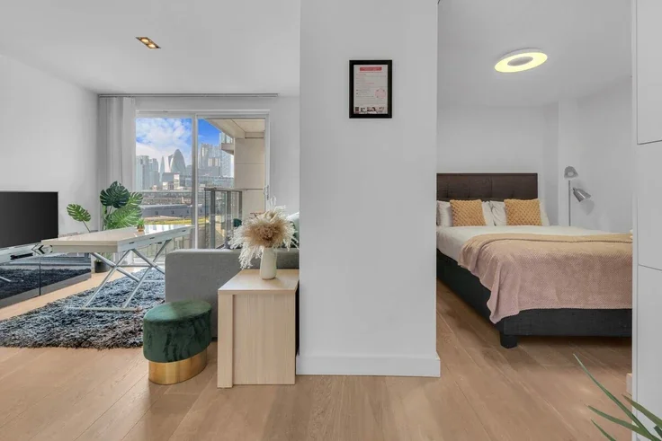 Flat Braithwaite Street in Greater London