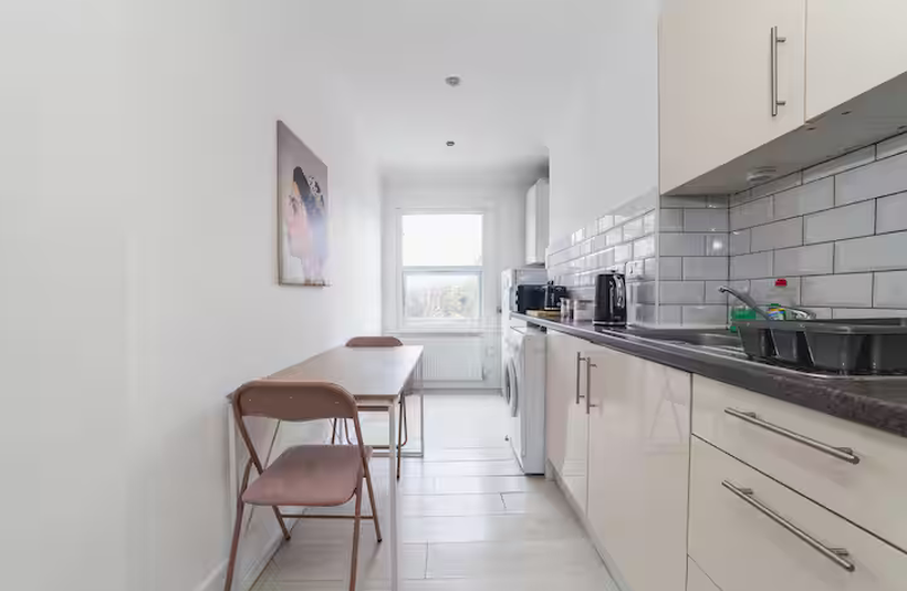 Flat Blackstock Road in Greater London
