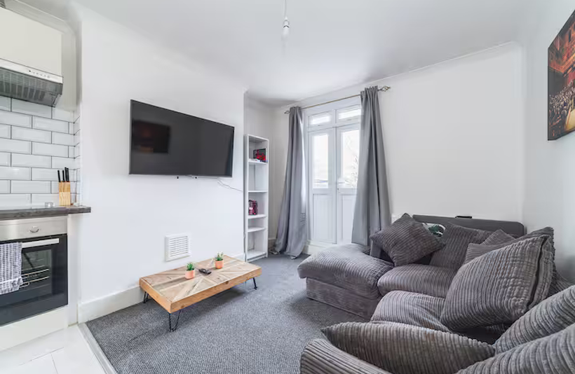 Flat Blackstock Road in Greater London