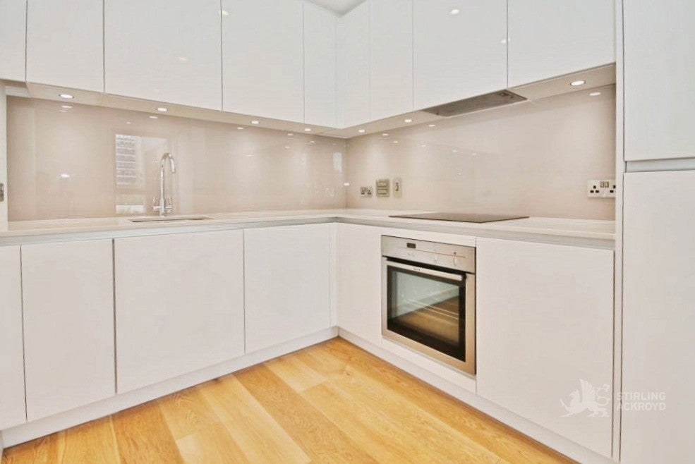 Flat Lansdowne Road in Greater London