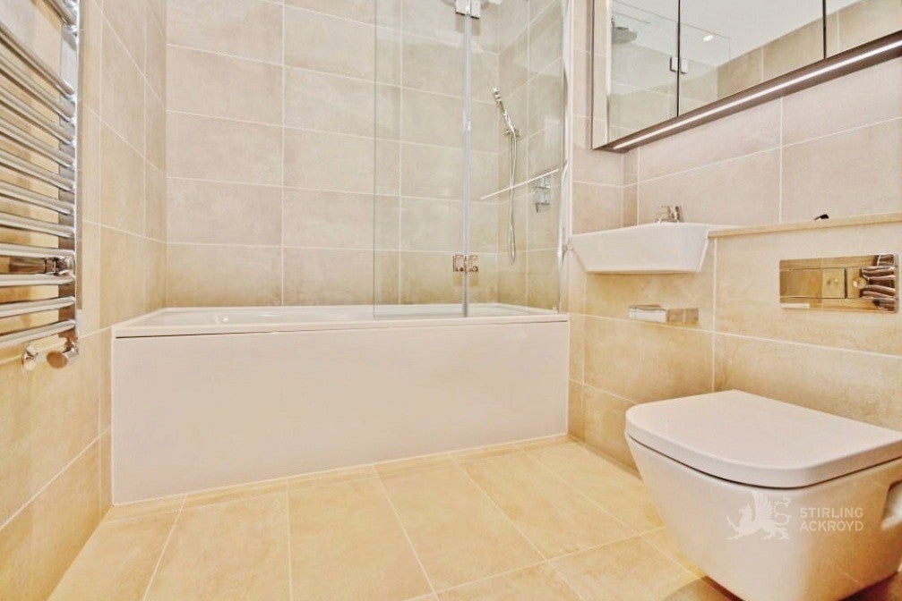 Flat Lansdowne Road in Greater London