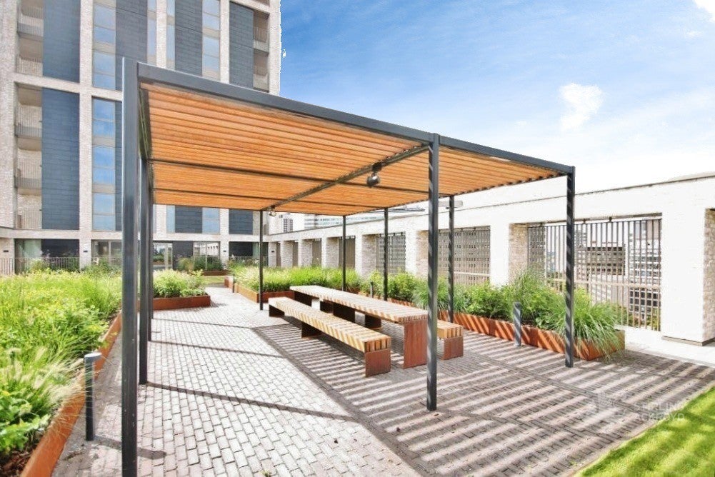 Flat Lansdowne Road in Greater London