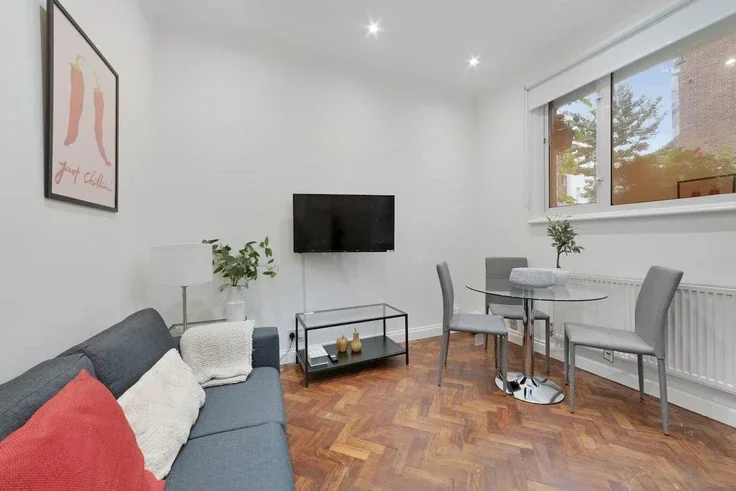 Flat Market Mews in City of Westminster