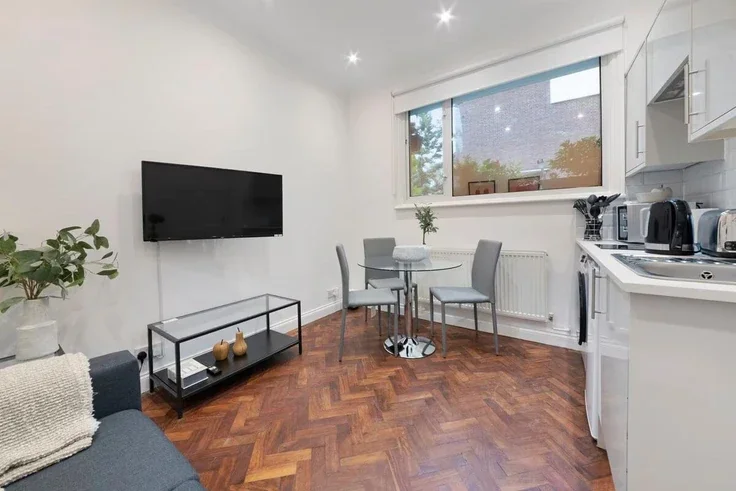 Flat Market Mews in City of Westminster