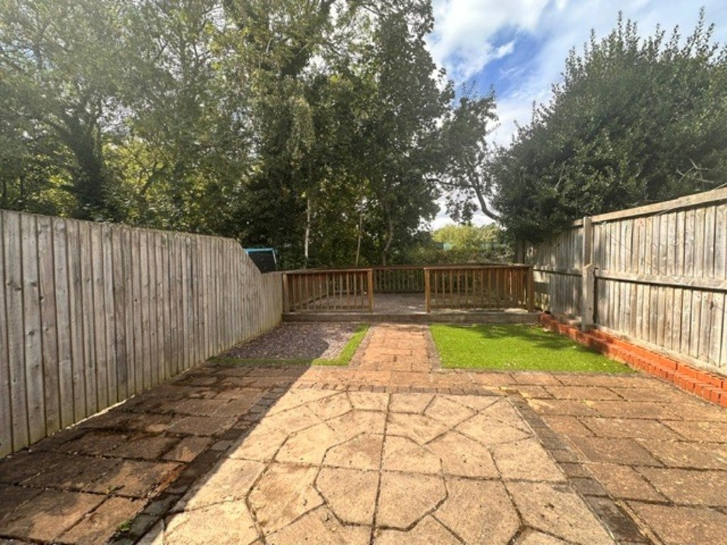 Flat Foss Court in Huntington