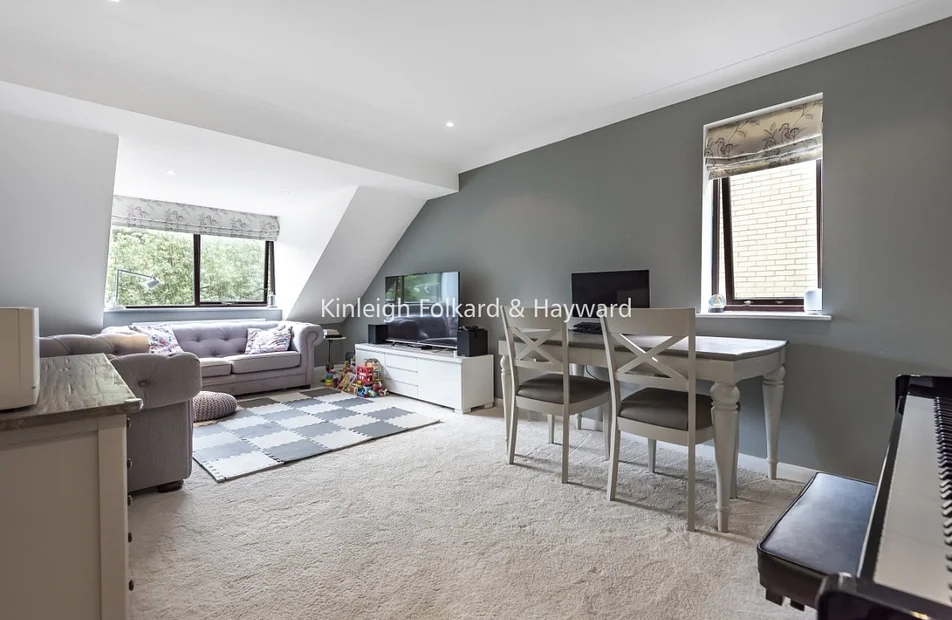 Flat Albemarle Road in Greater London
