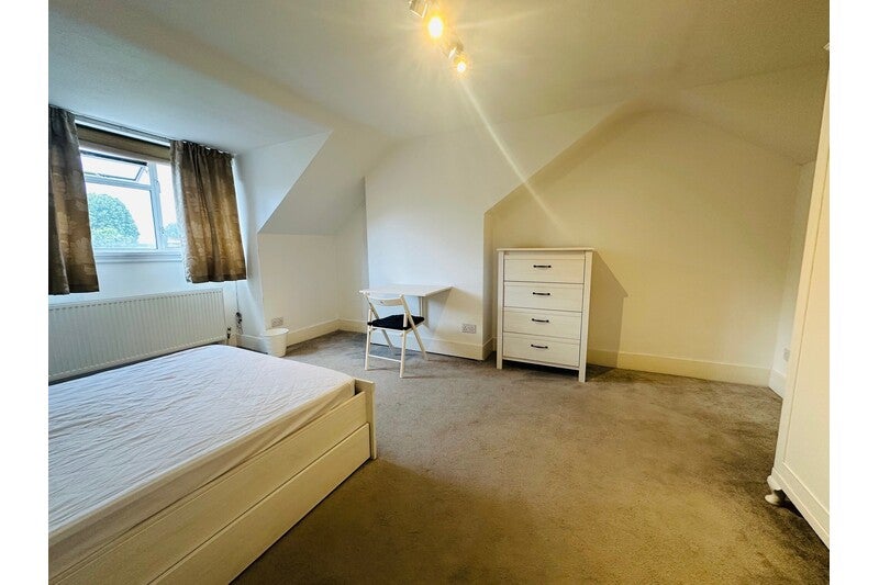 Room Goldhawk Road in Greater London