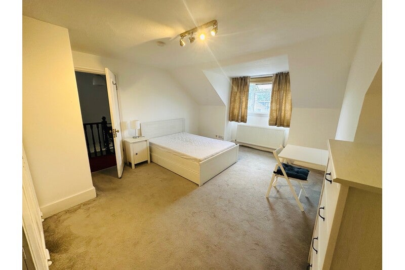 Room Goldhawk Road in Greater London